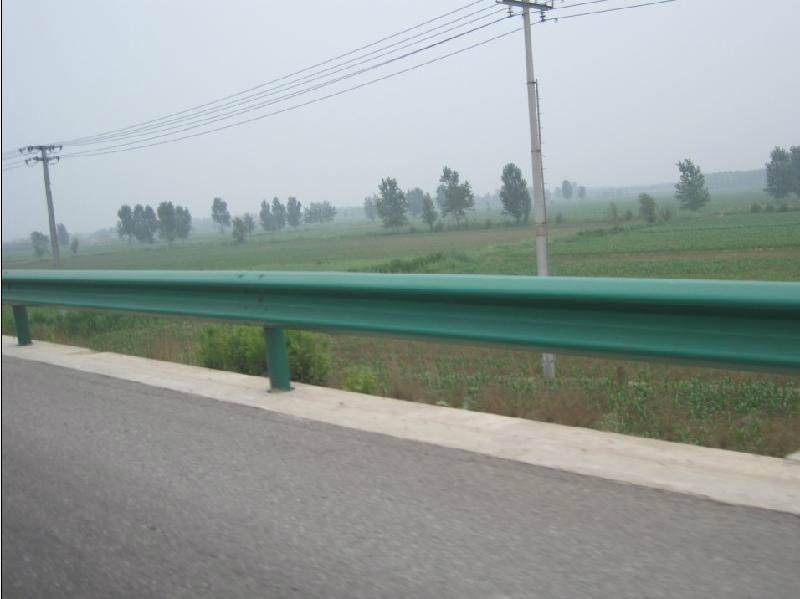 波形護(hù)欄生產(chǎn)廠家應(yīng)該如何選擇？