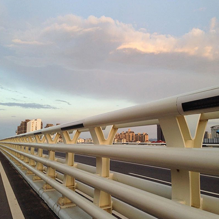 如何防腐處置公路護(hù)欄表面？